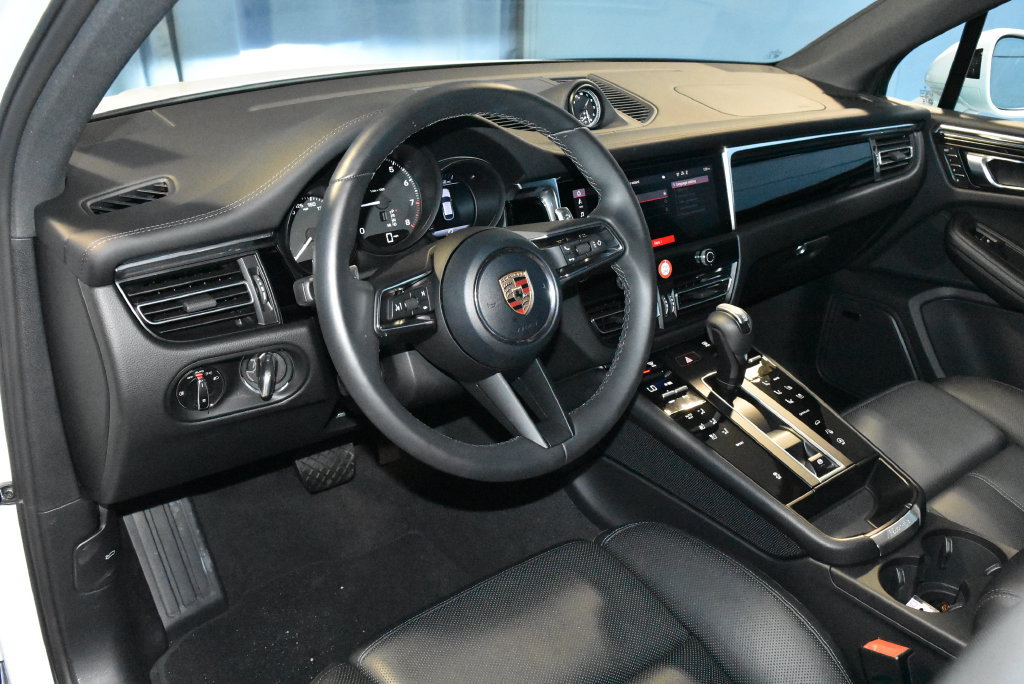Certified 2026 Porsche Macan AWD/4WD image 4