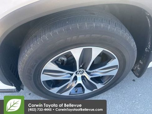 Certified 2023 Toyota Highlander XLE image 40