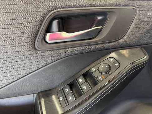 Used 2023 Nissan Rogue SV image 12