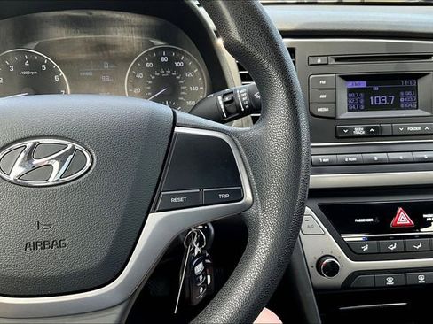 Used 2018 Hyundai Elantra SE FWD image 11