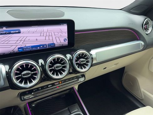 Used 2025 Mercedes-Benz GLB 250 w/ Exclusive Package image 23