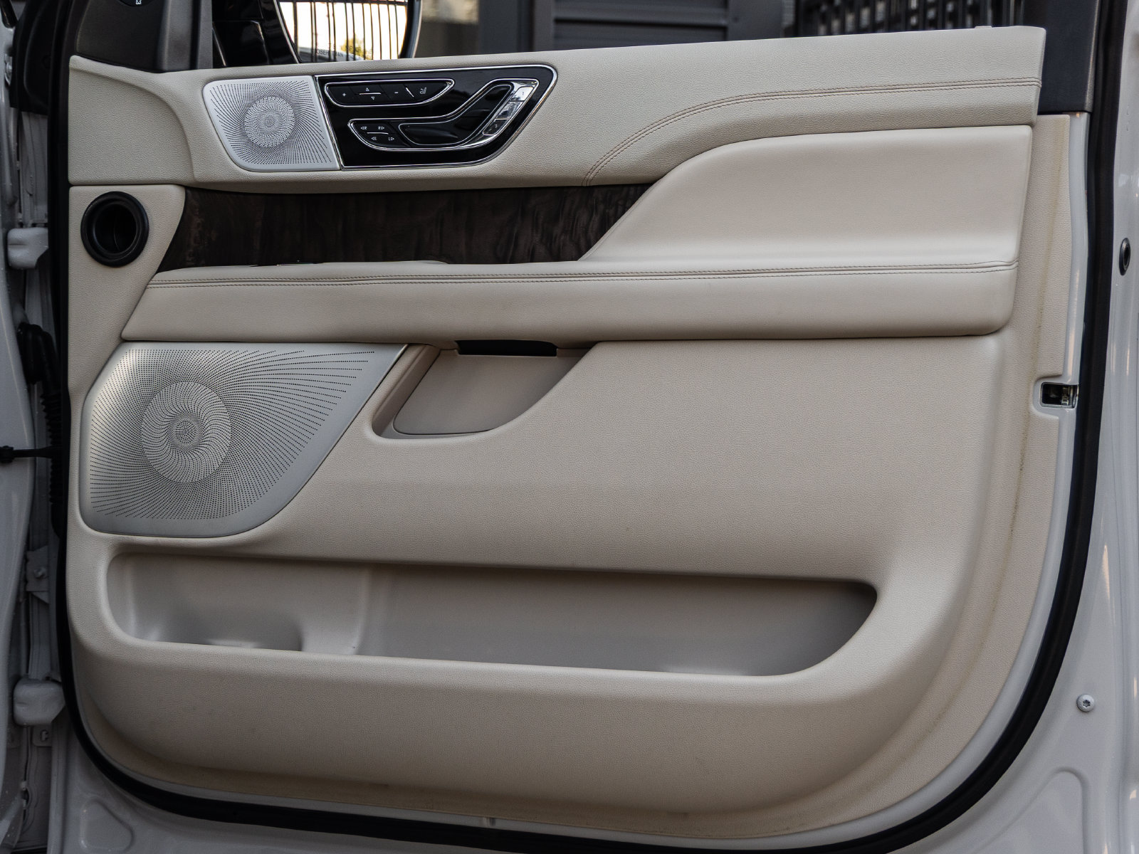Used 2021 Lincoln Navigator Reserve w/ Luxury Package RWD image 38