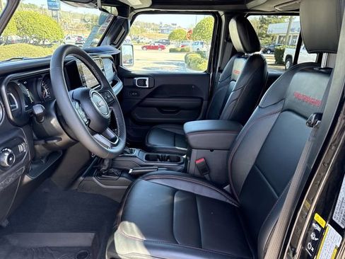 Used 2025 Jeep Wrangler Unlimited Rubicon w/ Technology Group image 9