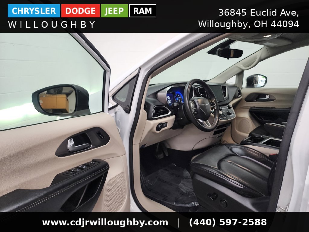 Used 2023 Chrysler Pacifica Touring-L FWD image 13
