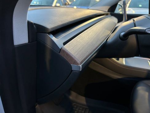 Used 2021 Tesla Model Y Long Range image 17