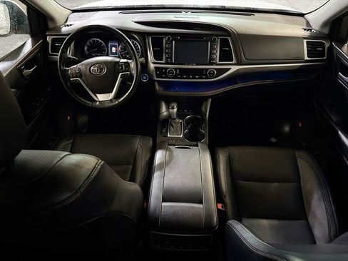 Used 2017 Toyota Highlander Limited AWD/4WD image 10