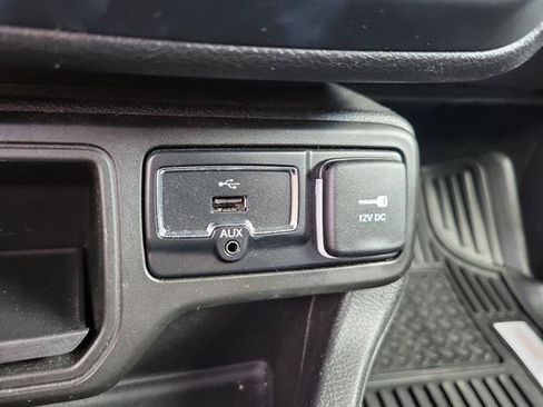 Used 2018 Jeep Renegade Latitude w/ Cold Weather Group FWD image 14