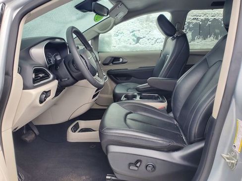 Certified 2024 Chrysler Pacifica Touring-L image 5