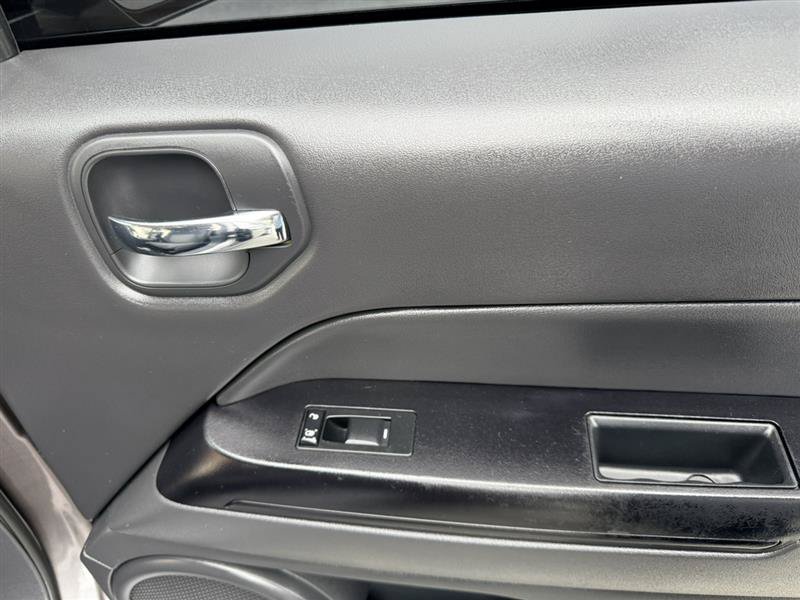 Used 2016 Jeep Patriot Latitude FWD image 13