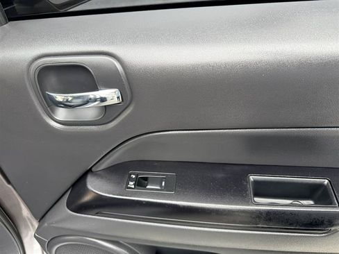 Used 2016 Jeep Patriot Latitude FWD image 13