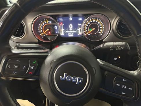 Used 2020 Jeep Gladiator Sport w/ Technology Group AWD/4WD image 15