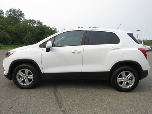 Used 2022 Chevrolet Trax LS w/ Tint and Cruise Package AWD/4WD image 8