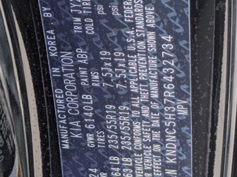 Used 2024 Kia Carnival EX image 16