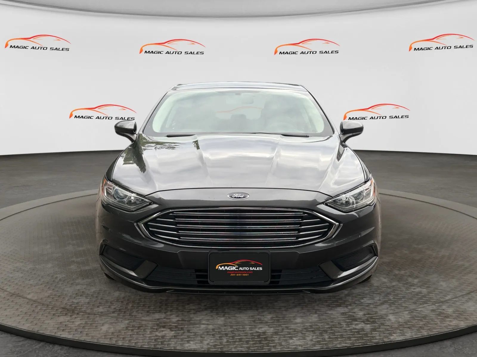 Used 2018 Ford Fusion SE w/ Fusion SE Technology Package FWD image 3