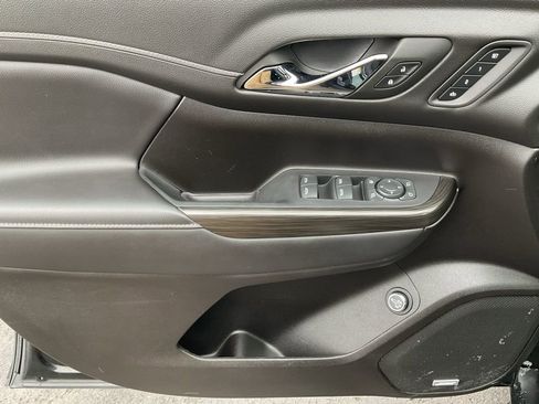 Used 2023 GMC Acadia SLT w/ Preferred Package image 11