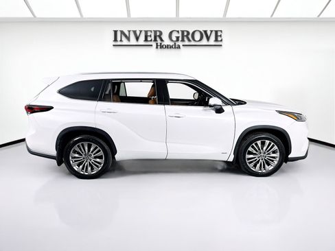 Used 2024 Toyota Highlander Platinum image 4