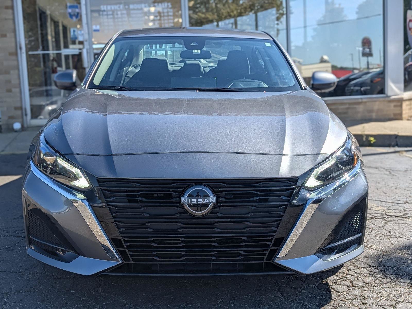 Used 2024 Nissan Altima 2.5 SV w/ SV Premium Package FWD image 3