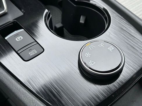 Used 2023 Nissan Rogue SV image 24