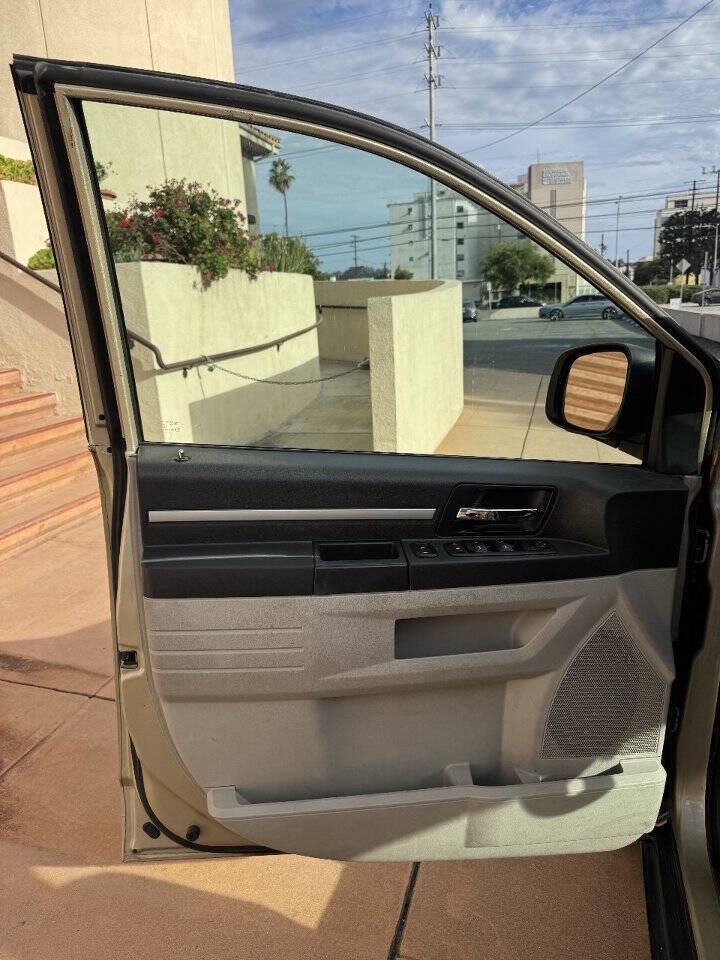 Used 2010 Dodge Grand Caravan SE w/ Climate Group FWD image 11