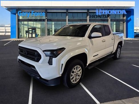 Used 2024 Toyota Tacoma SR5 AWD/4WD image 4