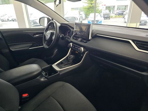 Used 2025 Toyota RAV4 XLE AWD/4WD image 44