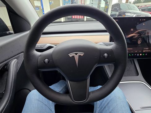 Used 2022 Tesla Model Y Long Range AWD/4WD image 17