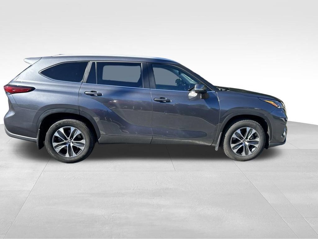 Used 2023 Toyota Highlander XLE AWD/4WD image 7