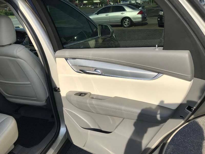 Used 2017 Cadillac XT5 Premium Luxury w/ Driver Assist Package AWD/4WD image 31