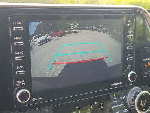 Used 2021 Toyota Highlander L image 24