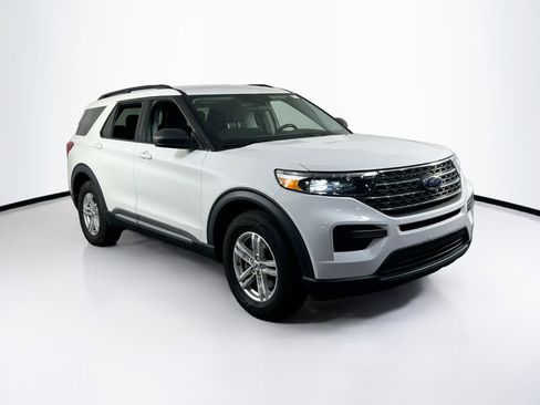 Used 2022 Ford Explorer XLT AWD/4WD image 3
