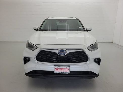 Used 2023 Toyota Highlander XLE FWD image 3