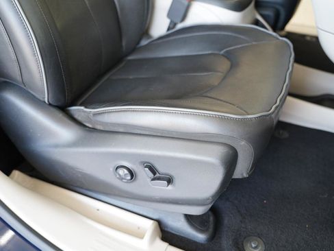 Used 2018 Chrysler Pacifica Limited FWD image 31