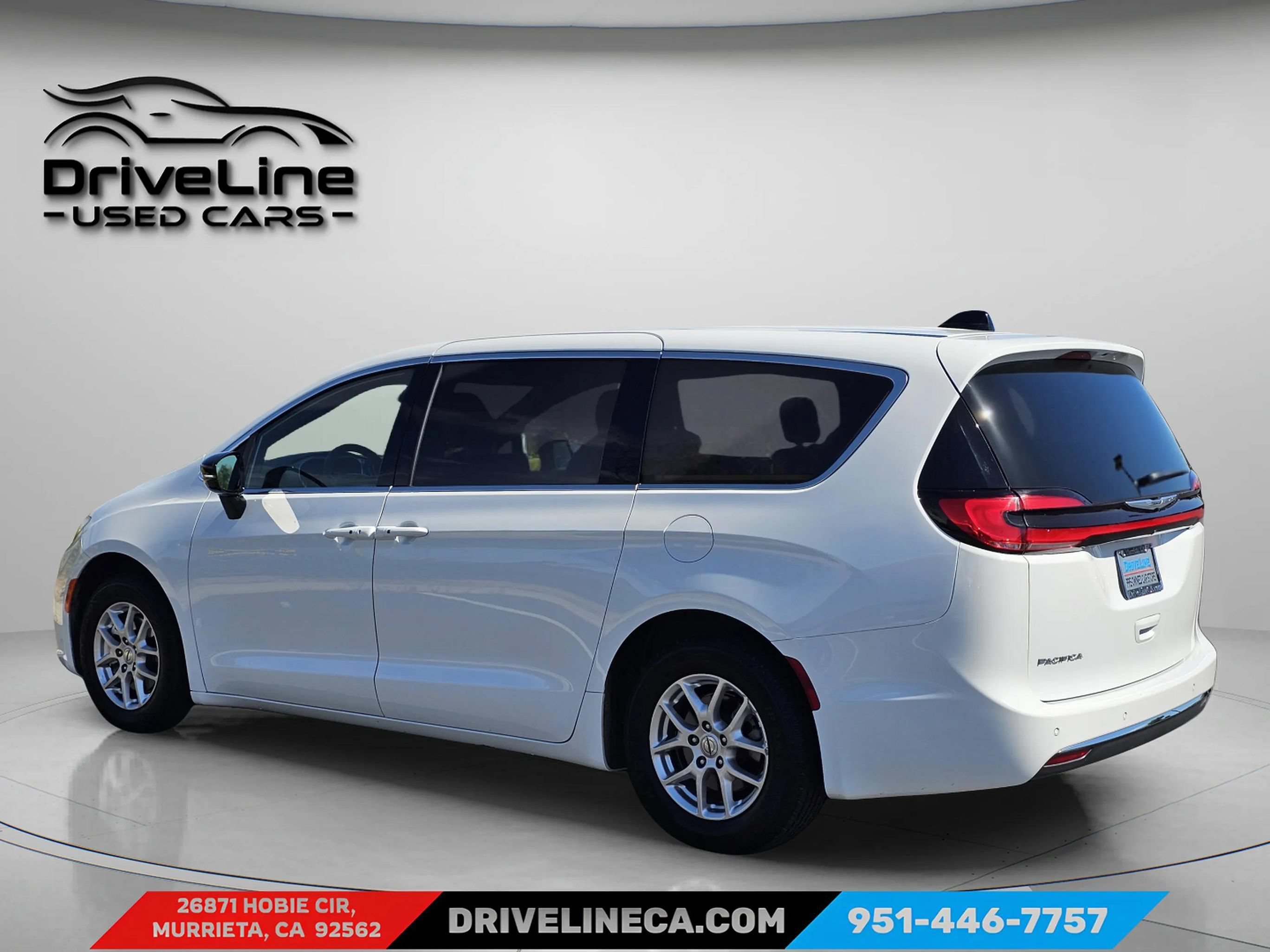 Used 2025 Chrysler Pacifica Select FWD image 8