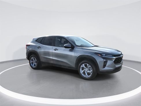 Used 2024 Chevrolet Trax LS w/ LS Convenience Package image 2