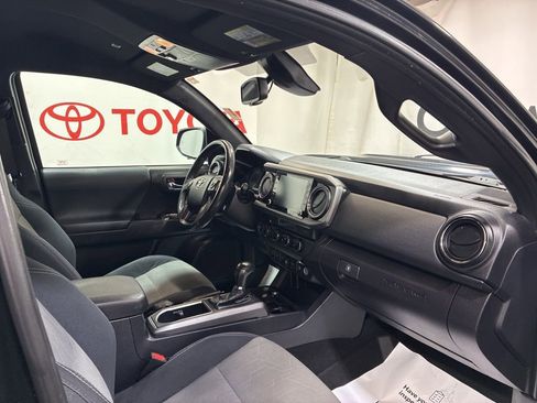 Used 2021 Toyota Tacoma TRD Sport w/ Technology Package AWD/4WD image 13