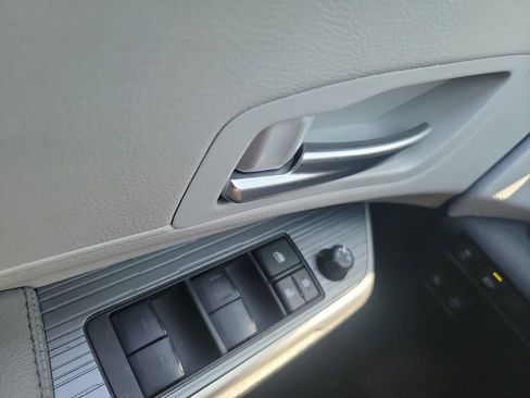 Used 2025 Toyota Sienna XLE FWD image 22