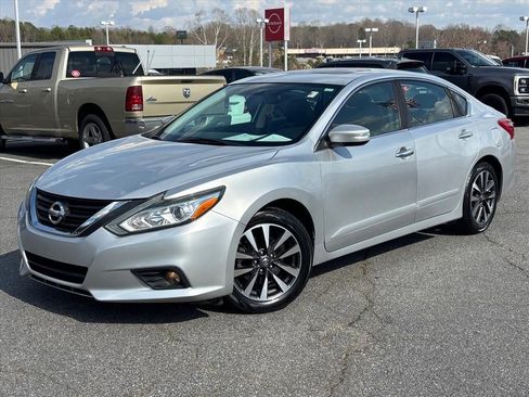 Used 2016 Nissan Altima 2.5 SL w/ Moonroof Package image 2