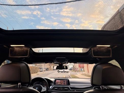 Used 2021 BMW 750i xDrive w/ Executive Package image 35