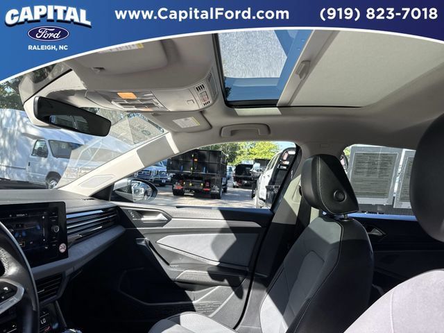 Used 2025 Volkswagen Jetta SE FWD image 22