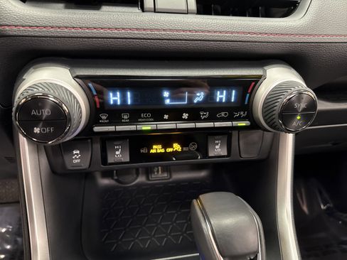 Used 2024 Toyota RAV4 SE w/ Weather & Moonroof Package image 32