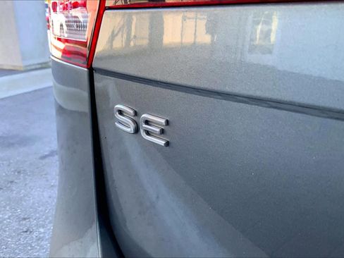 Used 2022 Volkswagen Tiguan SE R-Line image 9