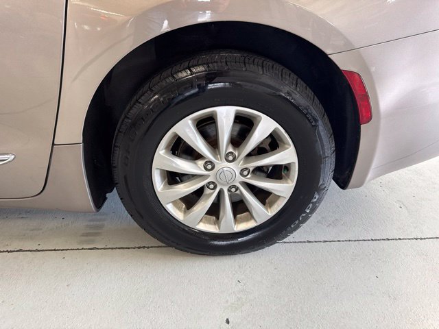 Used 2017 Chrysler Pacifica Touring-L FWD image 42