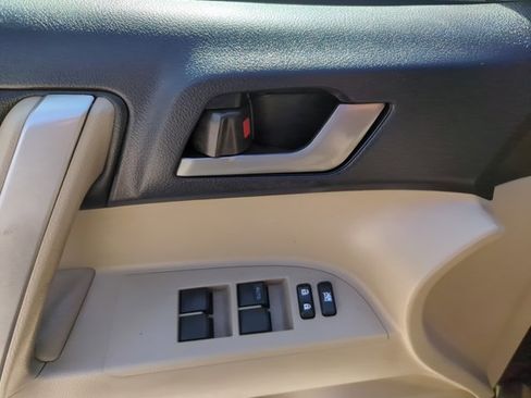 Used 2013 Toyota Highlander SE image 11