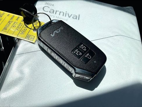 Used 2024 Kia Carnival SX Prestige image 15