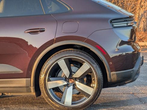 Used 2025 Porsche Macan Electric image 12