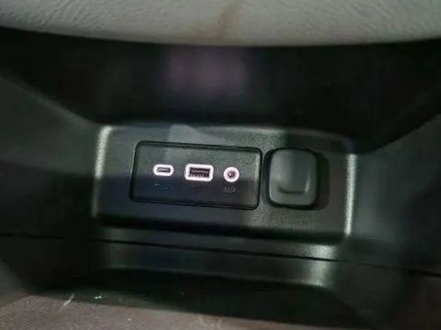 Used 2019 Chevrolet Equinox LS image 37