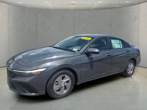 Used 2026 Hyundai Elantra SE FWD image 1