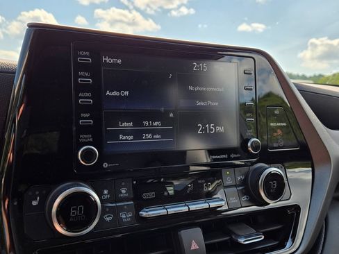 Used 2022 Toyota Highlander XLE AWD/4WD image 19