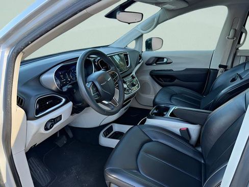 Used 2024 Chrysler Pacifica Touring-L FWD image 3