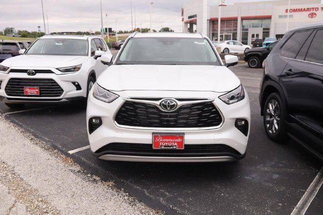 New 2026 Toyota Highlander Platinum AWD/4WD image 3